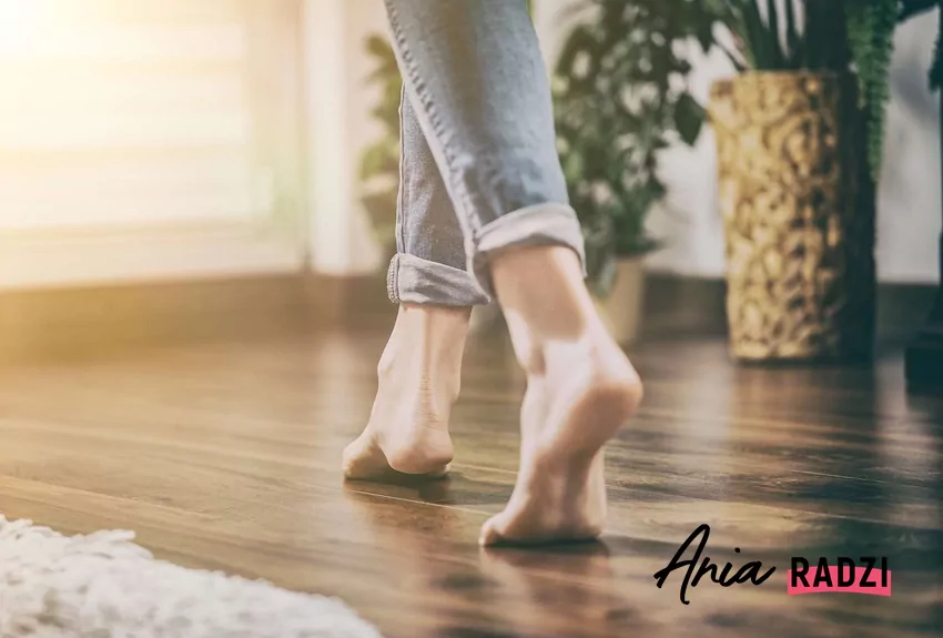 Elektryczne maty grzewcze zapewniają równomierne ciepło dzięki promieniowaniu podczerwieni Kobieta na ciepłej podłodze