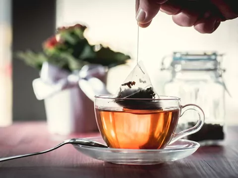 Wyrzucanie torebki z herbatą