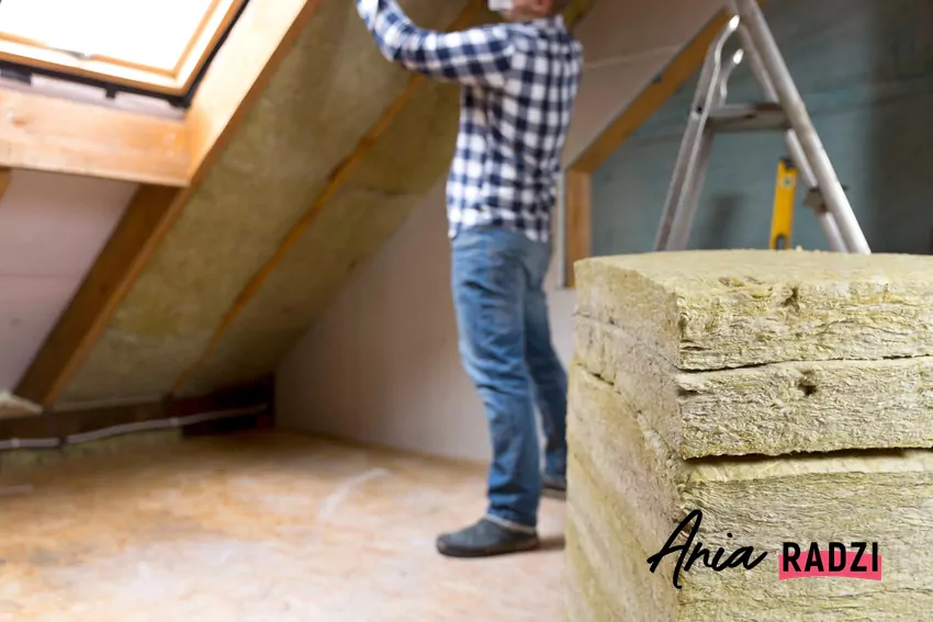 Nawet niewielka nieszczelność w dachu może powodować utratę aż 20–30% ciepła z całego domu poddasze