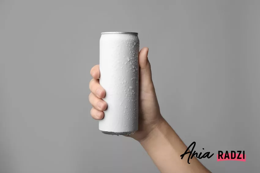 To rozwiązanie nie wymaga żadnych specjalnych narzędzi ani inwestycji Kobieta trzyma puszkę