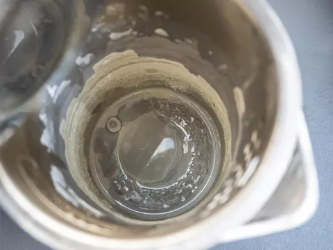 Usuwanie kamienia z czajnika