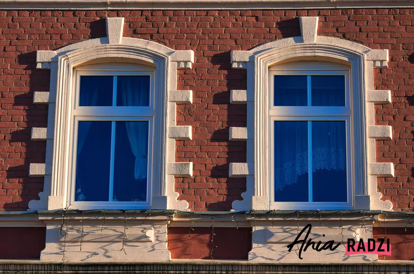 Warto regularnie sprawdzać także nadproża i parapety okna