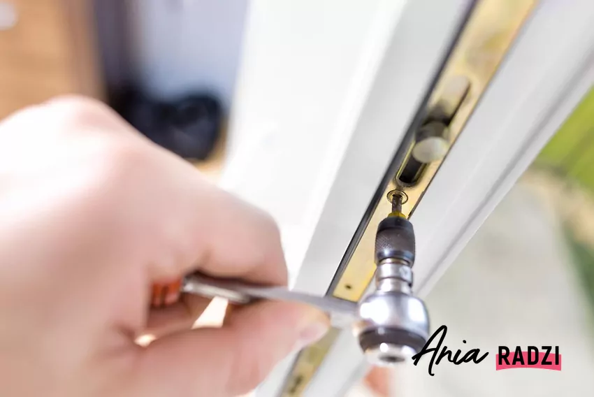 W tym miejscu często gromadzi się pleśń. Podpowiadamy, jak temu zapobiec naprawa okna