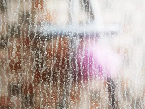 Biały nalot na szybie prysznicowej