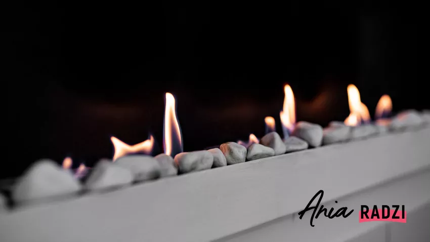 Długi biokominek i płomienie