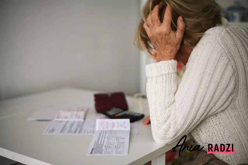 zrozpaczona starsza kobieta analizuje rachunek za prąd