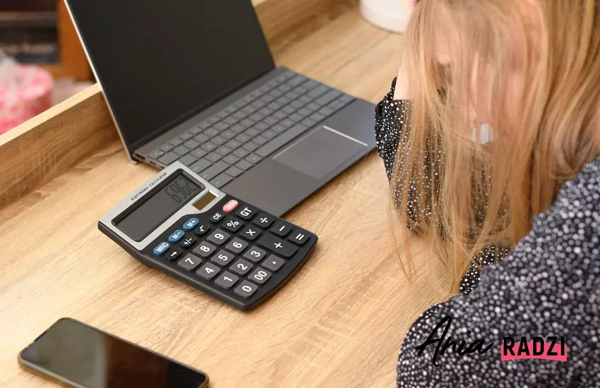 smutna kobieta liczy domowe wydatki