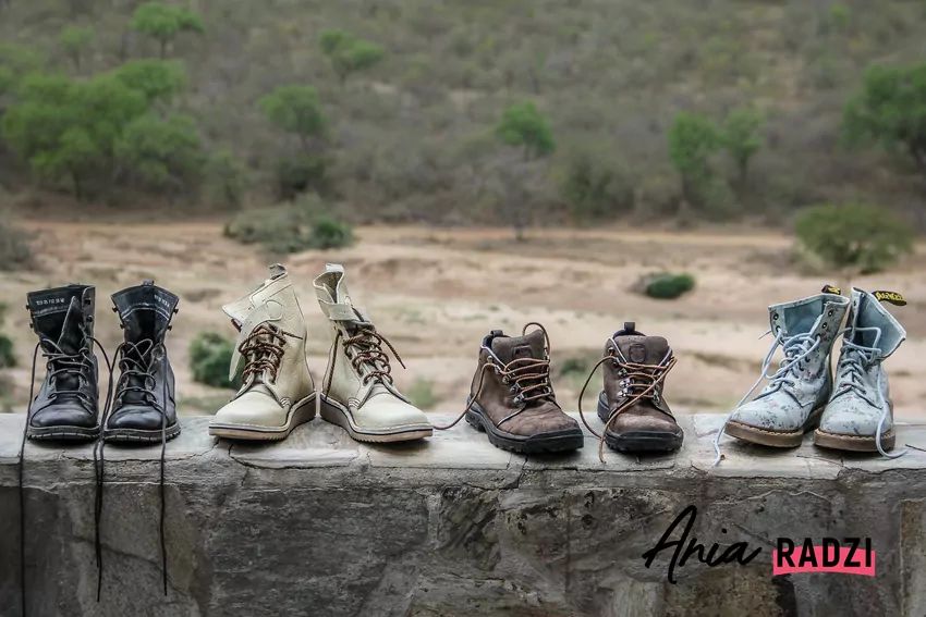 buty ustawione w rzędzie na murku