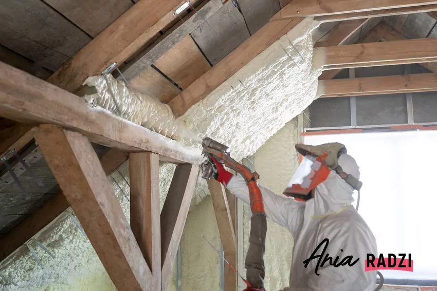 Nakładaniem pianki natryskowej powinien zająć się specjalista montaż pianki PUR na poddaszu