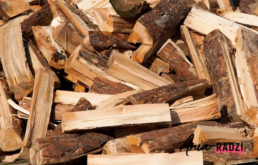 Drewno nasypane luźno na stos schnie lepiej niż ułożone w stosy