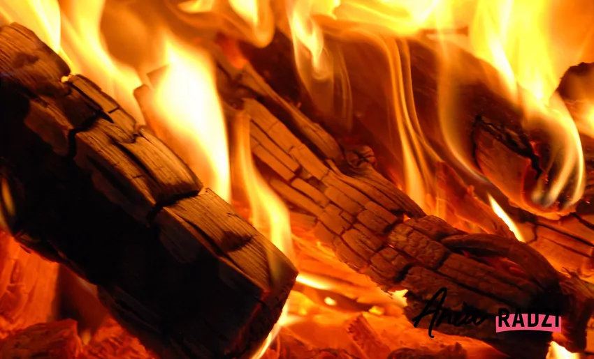 Równomierne spalanie drewna przy minimalnej emisji spalin wymaga odpowiedniego przygotowania opału