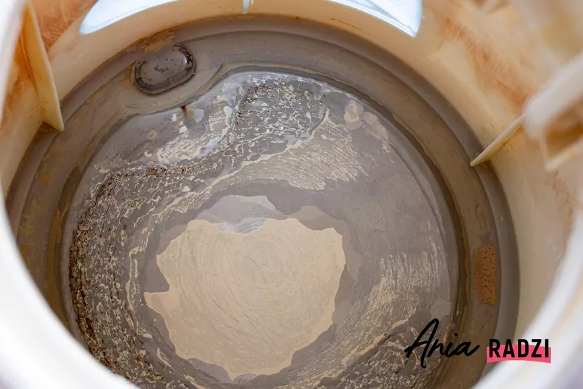 Jeżeli kamień jest wyjątkowo uporczywy, można wzmocnić działanie tej metody Kamień w czajniku w domu