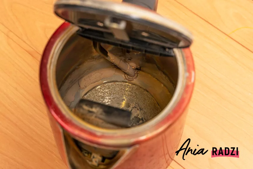 Regularne stosowanie tego sposobu pozwala utrzymać czajnik w dobrym stanie Stary czajnik z kamieniem