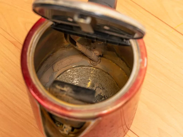 Odkamienianie czajnika