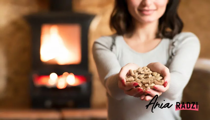 kobieta trzyma w dłoniach pellet