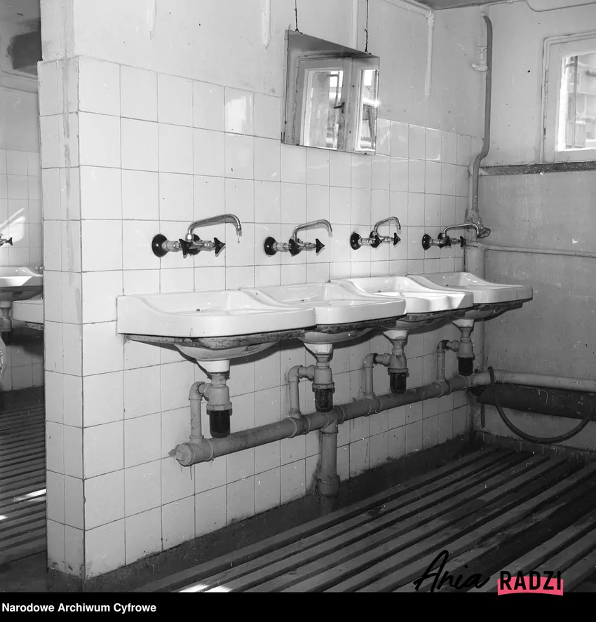 Publiczna łazienka PRL