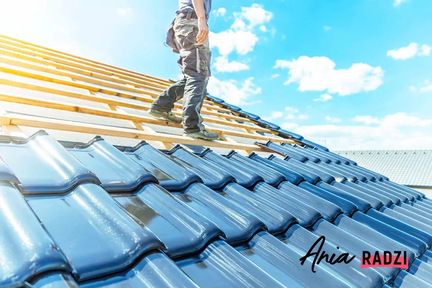 Równomierne rozmieszczenie dachówek cementowych zapewnia skuteczną ochronę przed deszczem i wilgocią Montaż dachu dwuspadowego