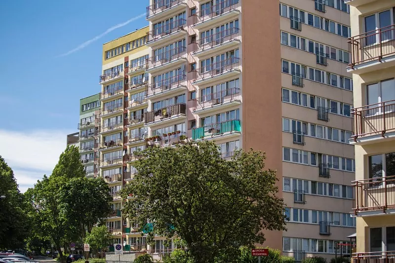 osiedle z wielkiej płyty w okolicach zieleni