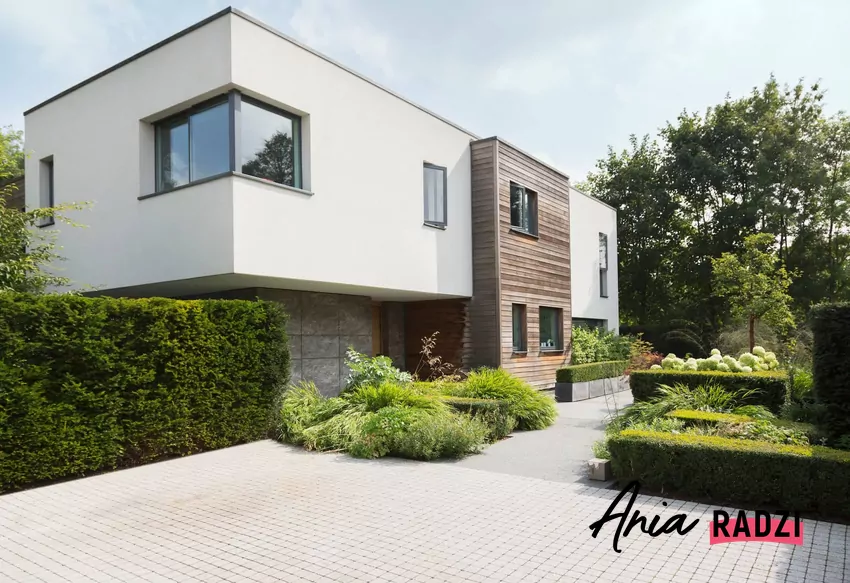 nowoczesny dom z białą elewacją