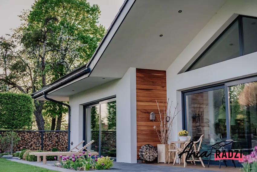 nowoczesny dom z przeszkleniami