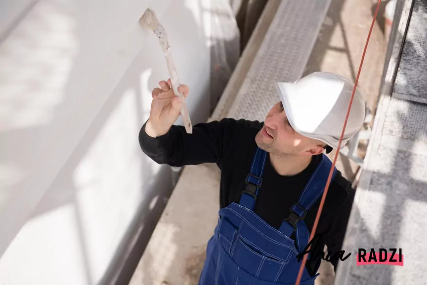 Dlaczego elewacja pęka po zimie?