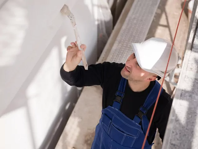 Dlaczego elewacja pęka po zimie?