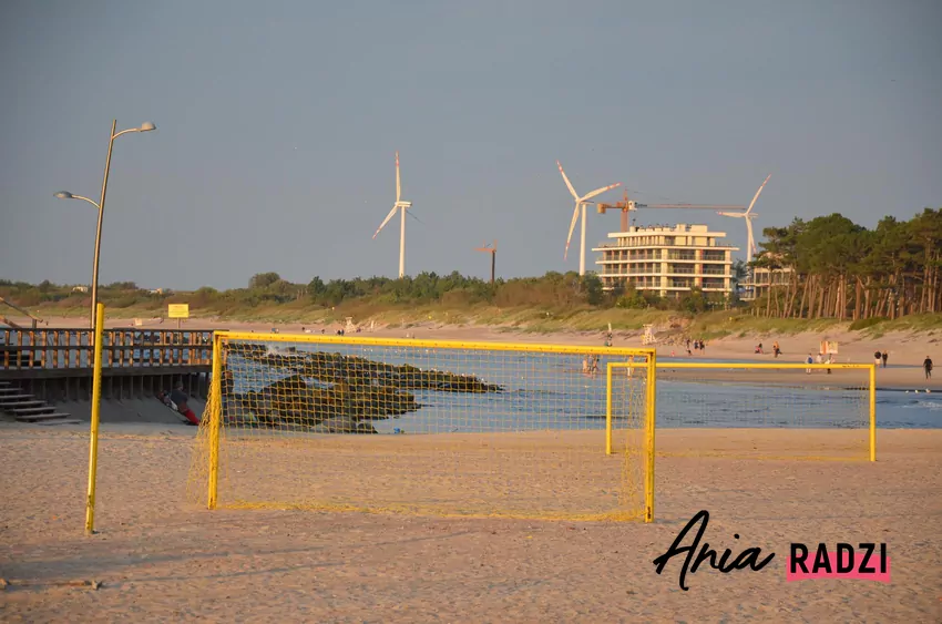 plaża, w tle turbiny