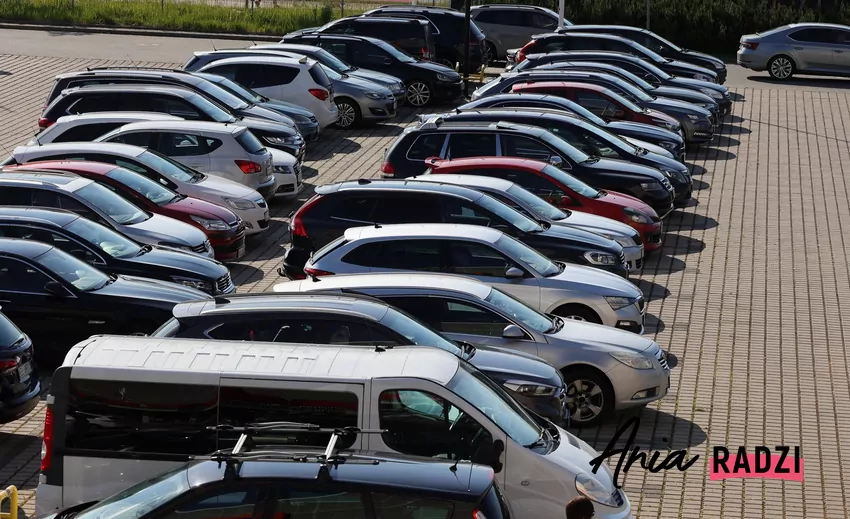 Fiskus może dowiedzieć się o nieopodatkowanym najmie na różne sposoby samochody na parkingu