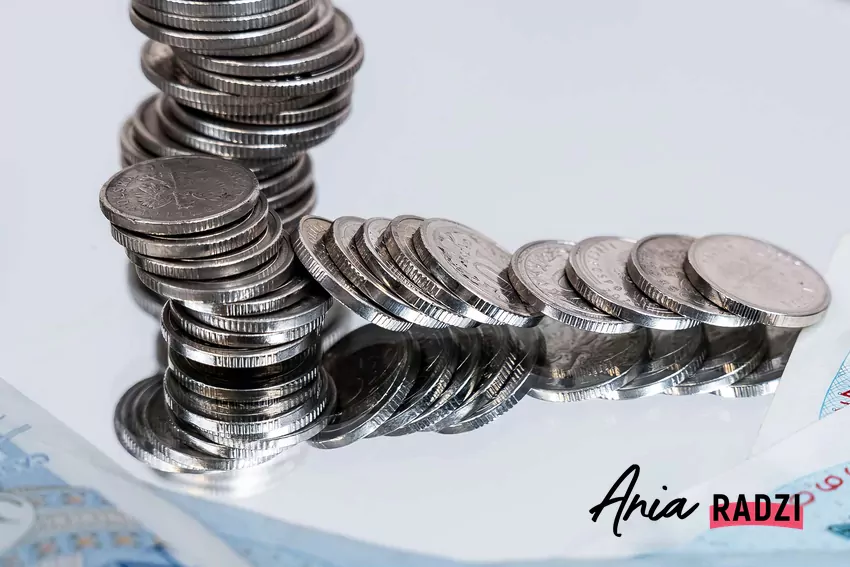 Niektóre stare monety z PRL posiadają zaskakująco wysoką wartość Ułożone stare monety