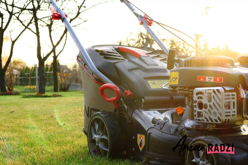 kosiarka w ogrodzie