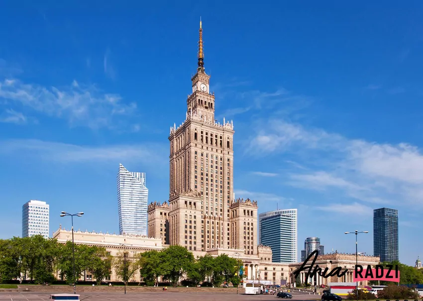Miejsce, w którym ma powstać promenada, codziennie przemierzają dziesiątki tysięcy osób przesiadających się między koleją, metrem i komunikacją miejską. Warszawa
