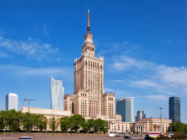 Zielona promenada w Śródmieściu w Warszawie
