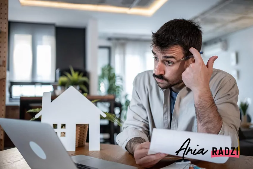 Na szczęście w obliczu opóźnień w wydaniu mieszkania, nabywca nie jest pozostawiony bez środków zaradczych Zdezorientowany mężczyzna czyta umowe deweloperska