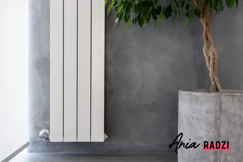 Gdy system wykryje, że dom jest pusty, automatycznie obniża temperaturę Nowoczesny grzejnik kolumnowy na ścianie