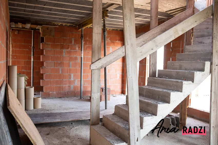 budowa domu, murowane schody