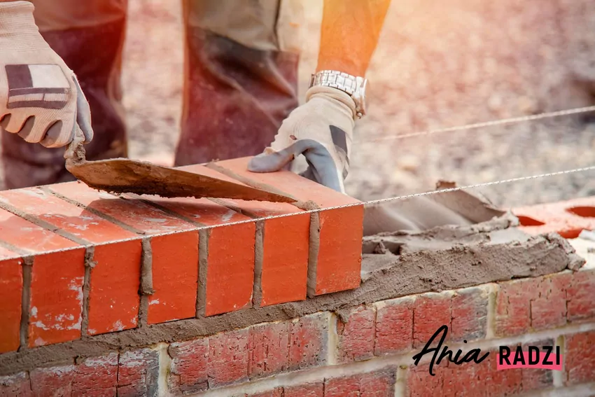 Murarz na budowie – prace z betonem komórkowym przebiegają szybko i sprawnie Murowanie ścian zewnętrznych z zaprawą