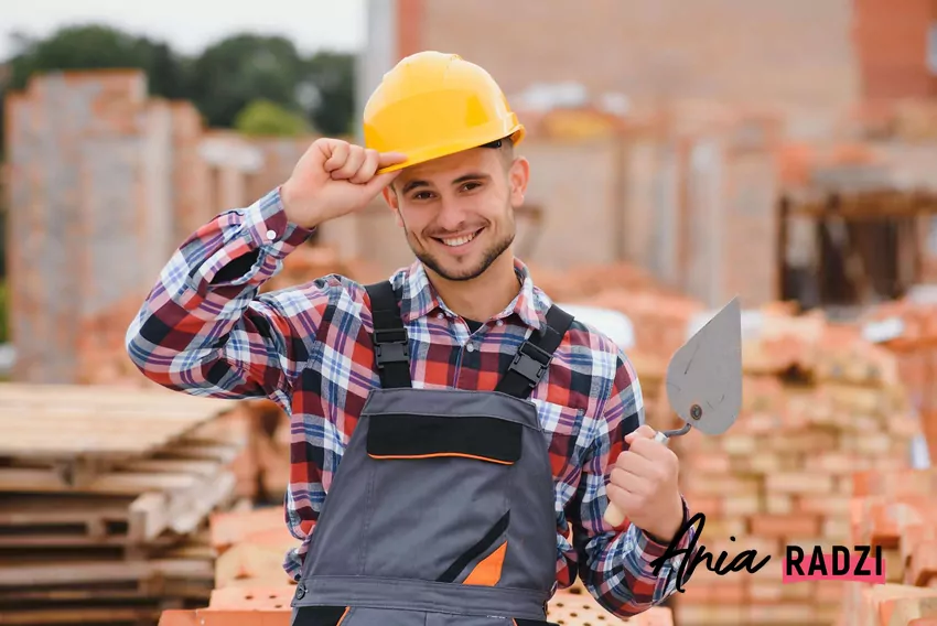 Ściany z betonu komórkowego mają bardzo dobrą izolacyjność cieplną, ale nie zawsze są najlepszym wyborem Murarz stojący na placu budowy