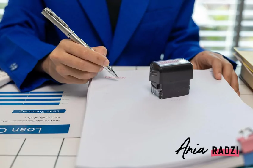 Kobieta podpisująca dokument