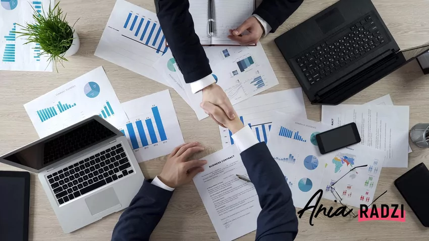 Uścisk dłoni nad dokumentami