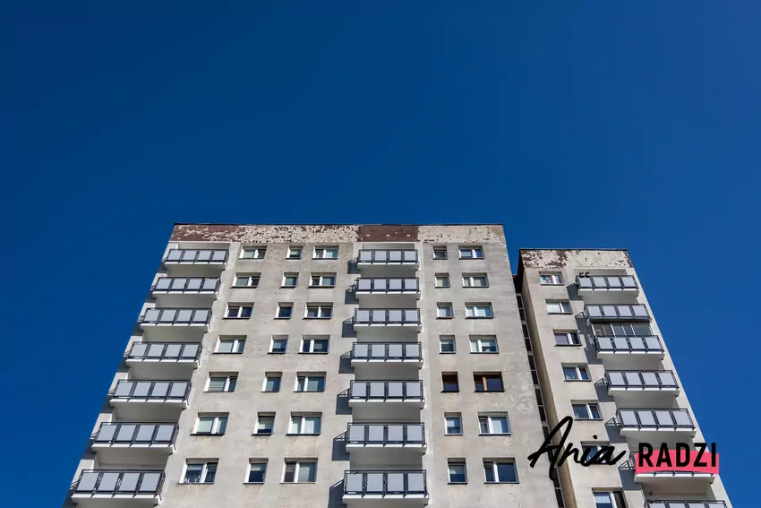 Wszystkie budynki mieszkalne powyżej dziewięciu kondygnacji muszą być wyposażone w piony instalacji wodociągowej przeciwpożarowej Wysoki blok mieszkalny