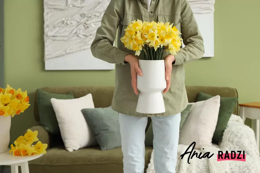 Odpowiednia pielęgnacja sprawi, że wiosenny klimat pozostanie w domu na wiele dni Kobieta z wazonem