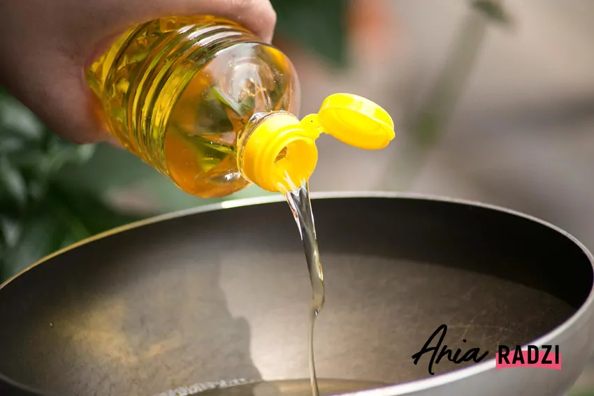 Często spotykanym problemem jest także brak opróżniania opakowań Wylewanie oleju na patelnię