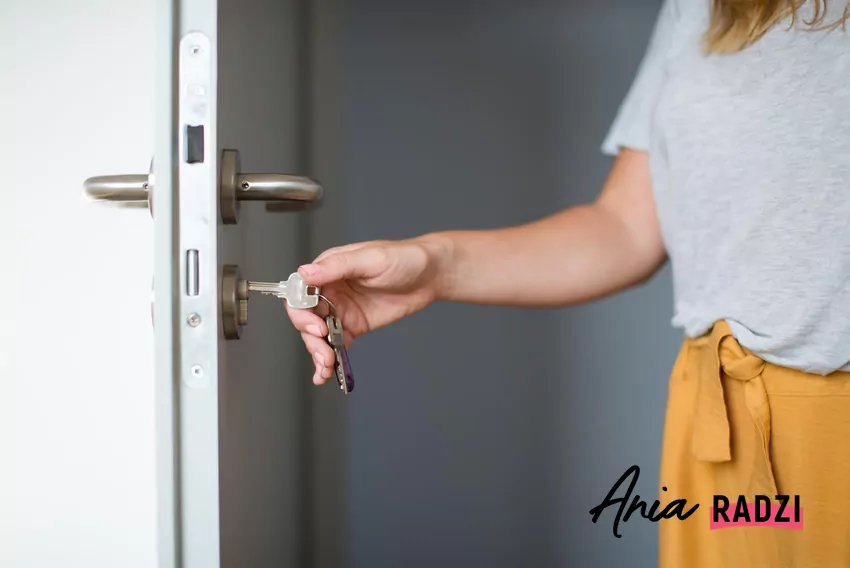 Kobieta wkłada klucz w drzwi