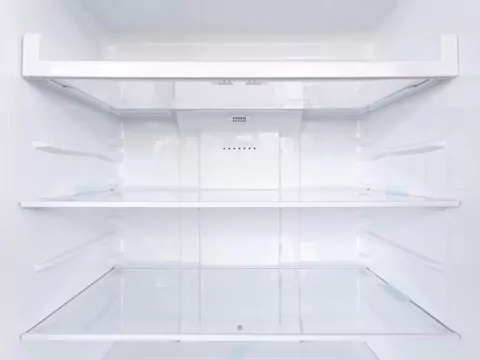 Tajemniczy otwór w lodówce