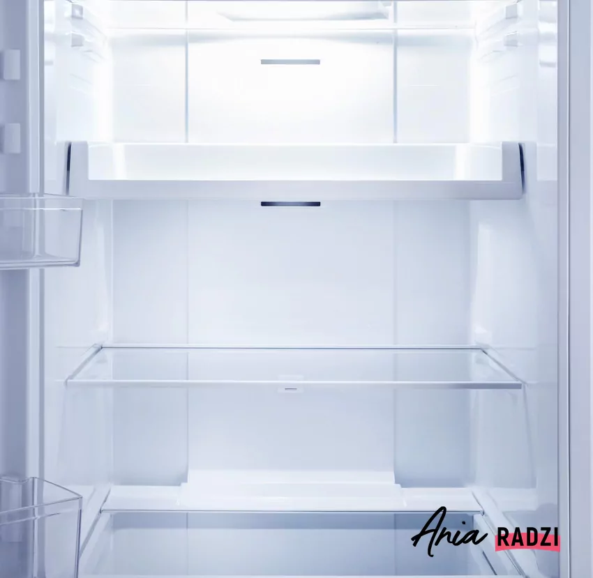 Otwarte drzwi lodówki