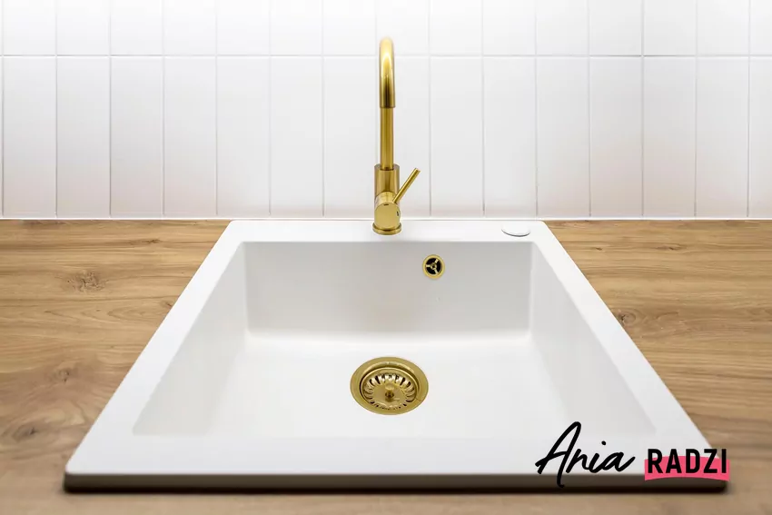 Do czego jest drugi otwór w zlewie