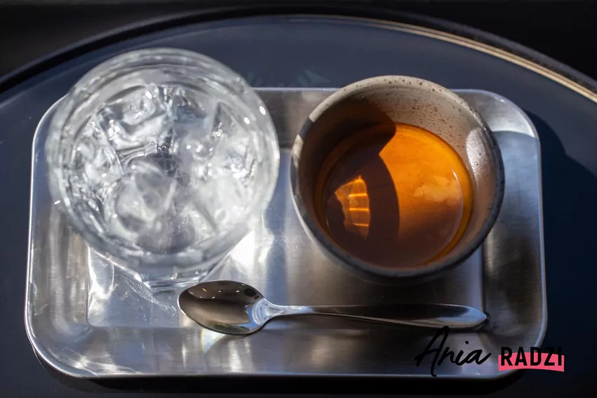 Picie wody do espresso