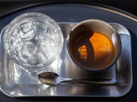 Picie wody do espresso