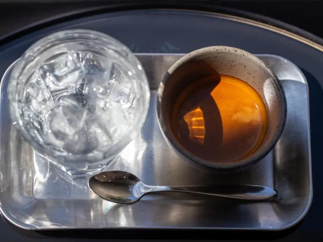Picie wody do espresso