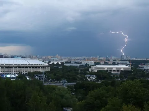 Odłączanie wtyczek z gniazdka podczas burzy